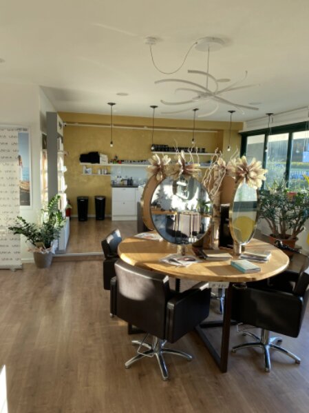 Cliente accolta in salone con sorriso